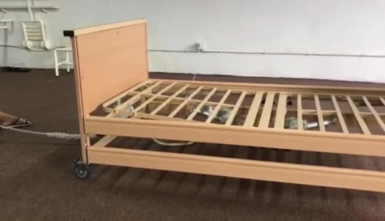 Cama de cuidado eléctrica de madera para hogar de ancianos de hospital con poste de elevación para pacientes